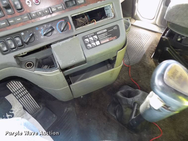 image for item DG2452 2002 Freightliner Century Class CST120 truck tractor