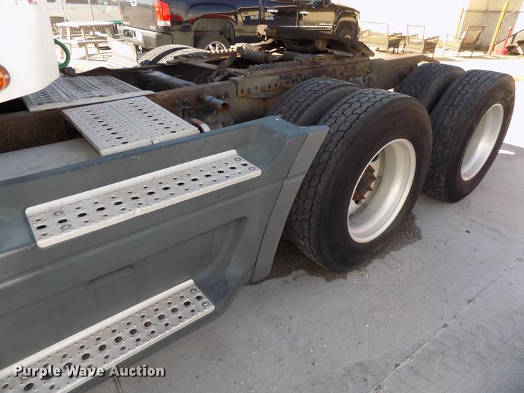 image for item DG2452 2002 Freightliner Century Class CST120 truck tractor