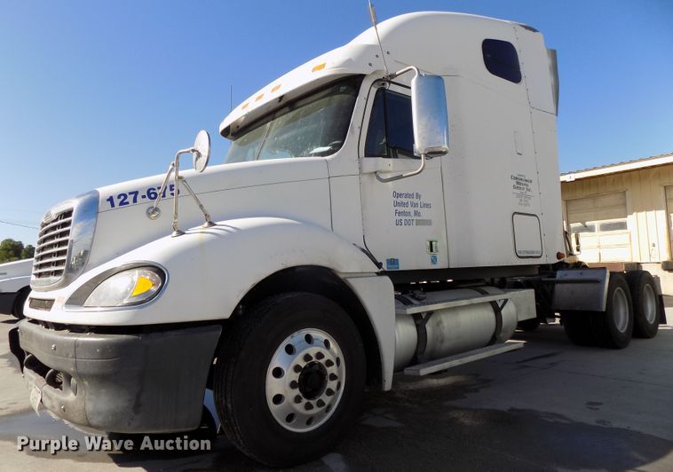 image for item DG2453 2007 Freightliner Columbia semi truck