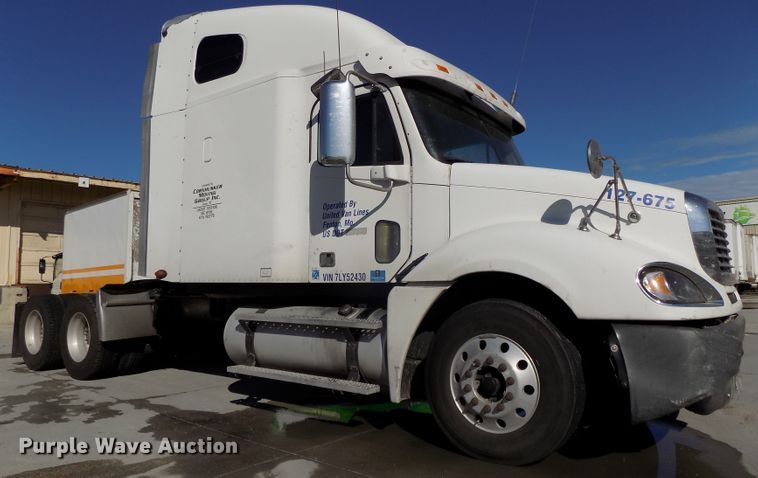 image for item DG2453 2007 Freightliner Columbia semi truck