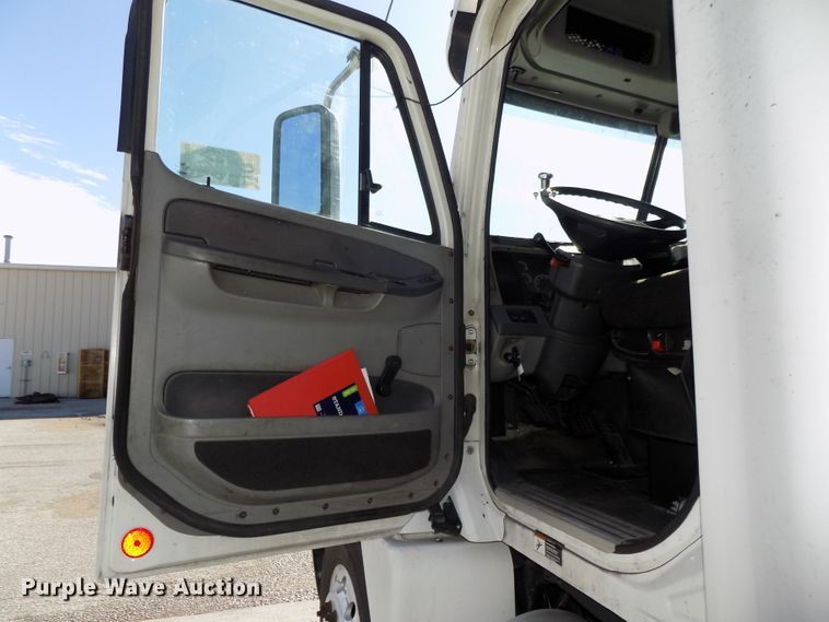 image for item DG2453 2007 Freightliner Columbia semi truck