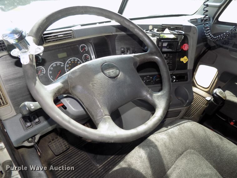 image for item DG2453 2007 Freightliner Columbia semi truck