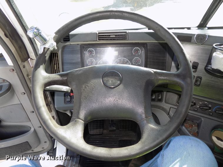 image for item DG2453 2007 Freightliner Columbia semi truck