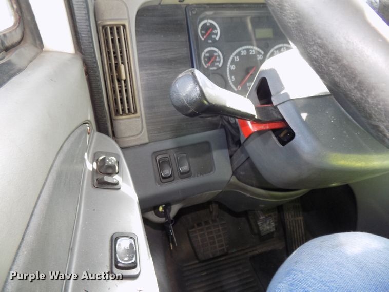 image for item DG2453 2007 Freightliner Columbia semi truck