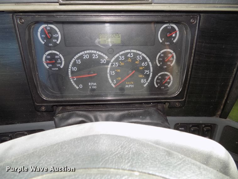 image for item DG2453 2007 Freightliner Columbia semi truck