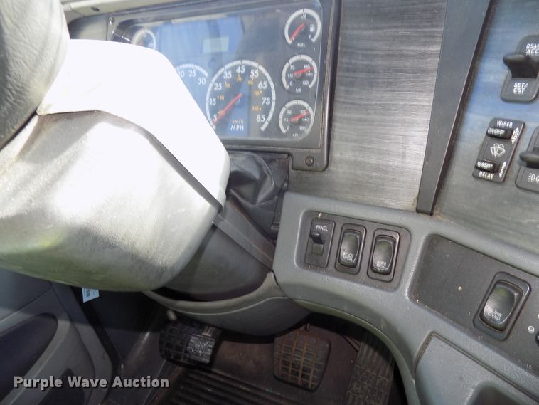 image for item DG2453 2007 Freightliner Columbia semi truck