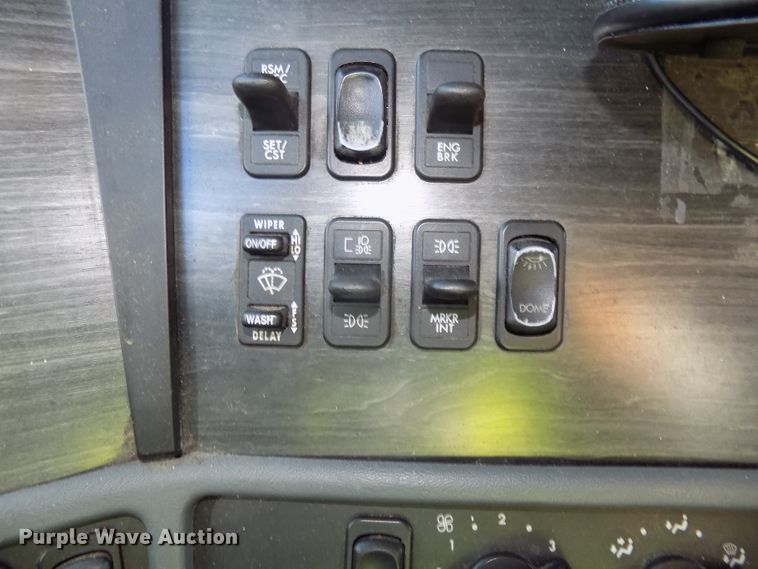 image for item DG2453 2007 Freightliner Columbia semi truck