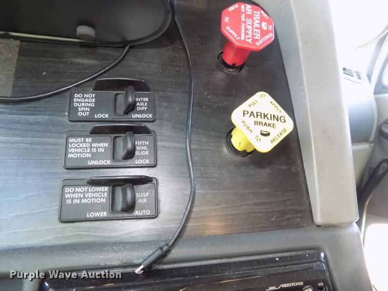 image for item DG2453 2007 Freightliner Columbia semi truck