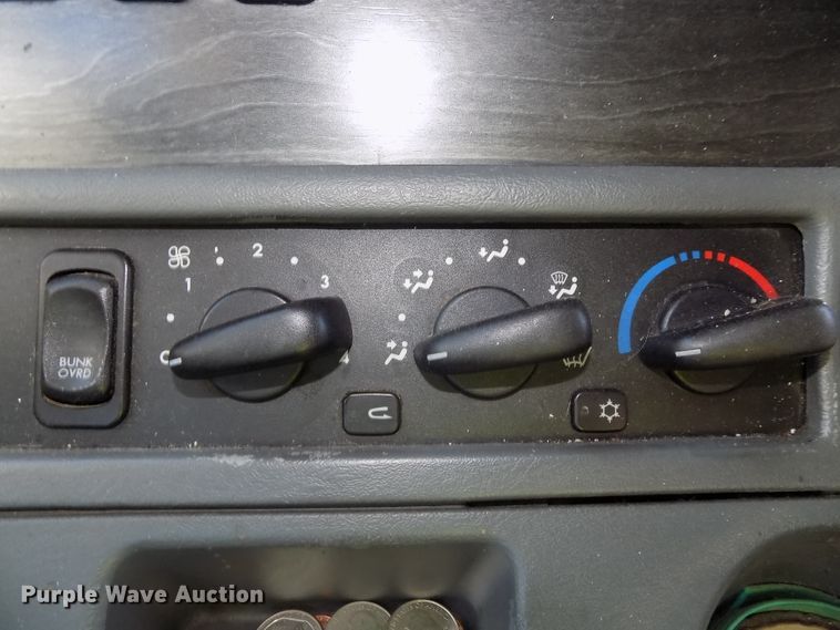 image for item DG2453 2007 Freightliner Columbia semi truck