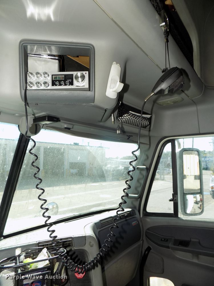 image for item DG2453 2007 Freightliner Columbia semi truck