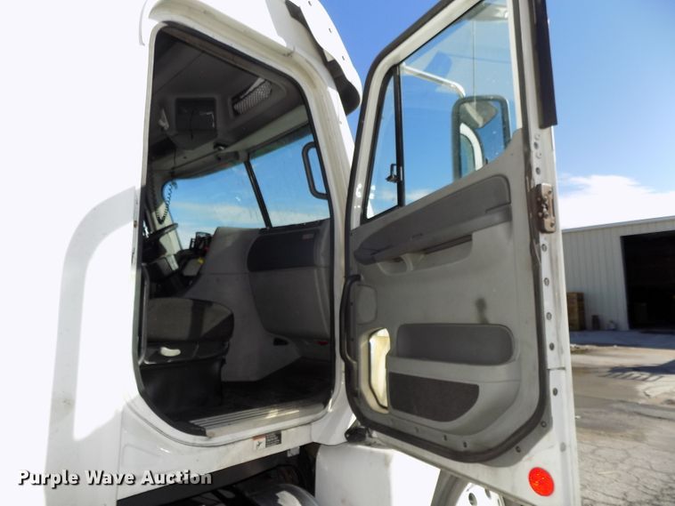 image for item DG2453 2007 Freightliner Columbia semi truck