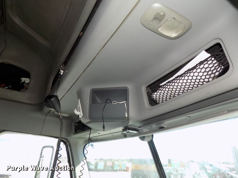 image for item DG2453 2007 Freightliner Columbia semi truck