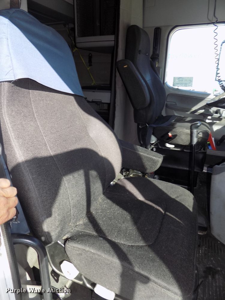 image for item DG2453 2007 Freightliner Columbia semi truck