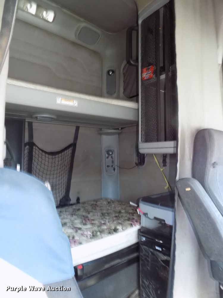 image for item DG2453 2007 Freightliner Columbia semi truck