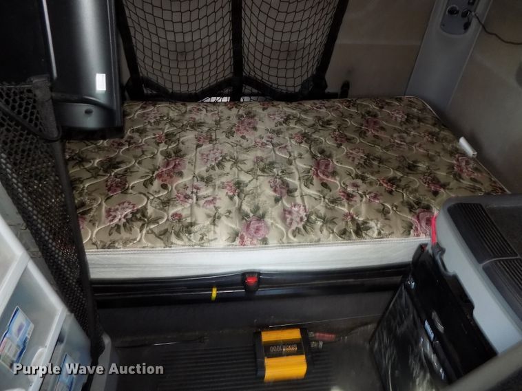 image for item DG2453 2007 Freightliner Columbia semi truck