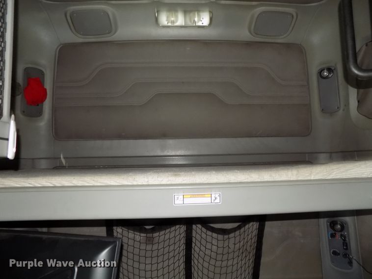 image for item DG2453 2007 Freightliner Columbia semi truck