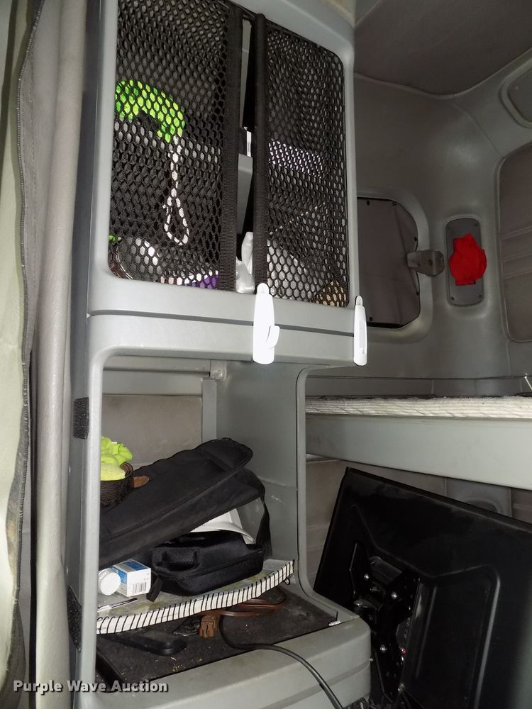 image for item DG2453 2007 Freightliner Columbia semi truck