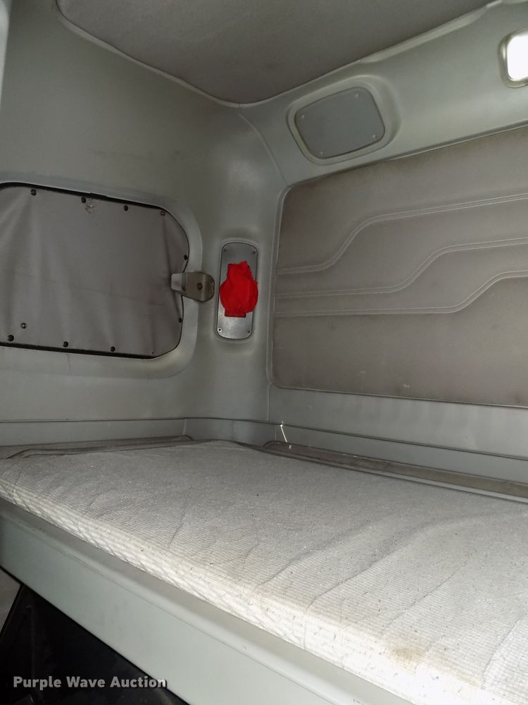 image for item DG2453 2007 Freightliner Columbia semi truck