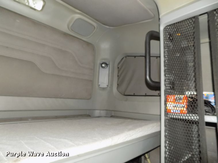 image for item DG2453 2007 Freightliner Columbia semi truck