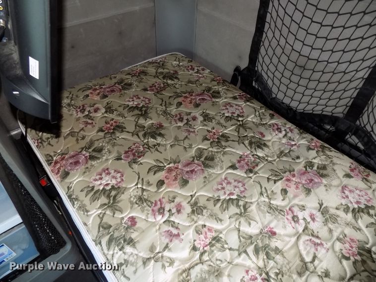 image for item DG2453 2007 Freightliner Columbia semi truck