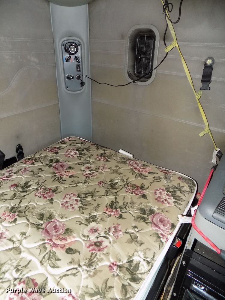 image for item DG2453 2007 Freightliner Columbia semi truck