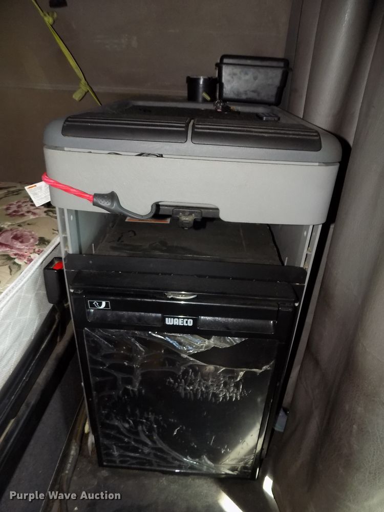 image for item DG2453 2007 Freightliner Columbia semi truck