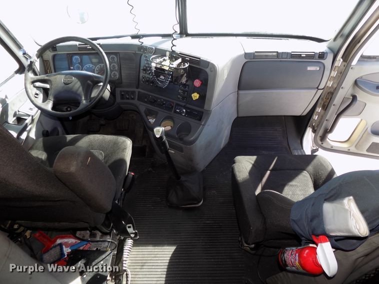 image for item DG2453 2007 Freightliner Columbia semi truck