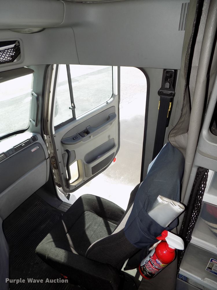 image for item DG2453 2007 Freightliner Columbia semi truck