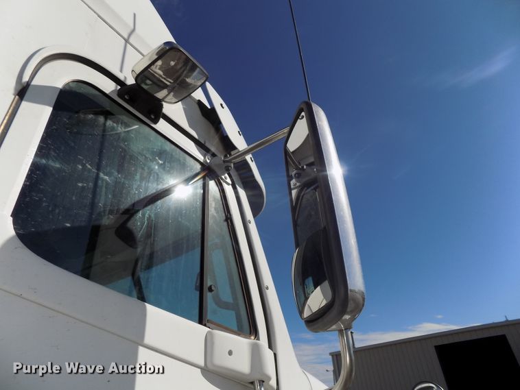 image for item DG2453 2007 Freightliner Columbia semi truck