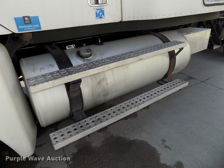 image for item DG2453 2007 Freightliner Columbia semi truck