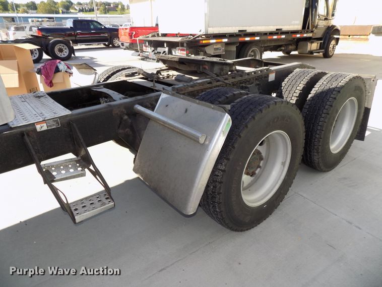 image for item DG2453 2007 Freightliner Columbia semi truck