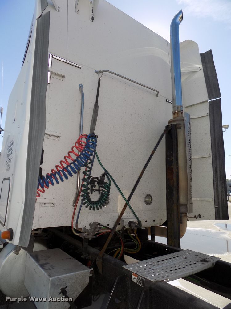 image for item DG2453 2007 Freightliner Columbia semi truck