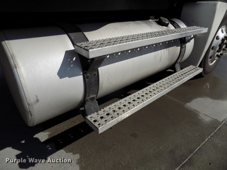 image for item DG2453 2007 Freightliner Columbia semi truck