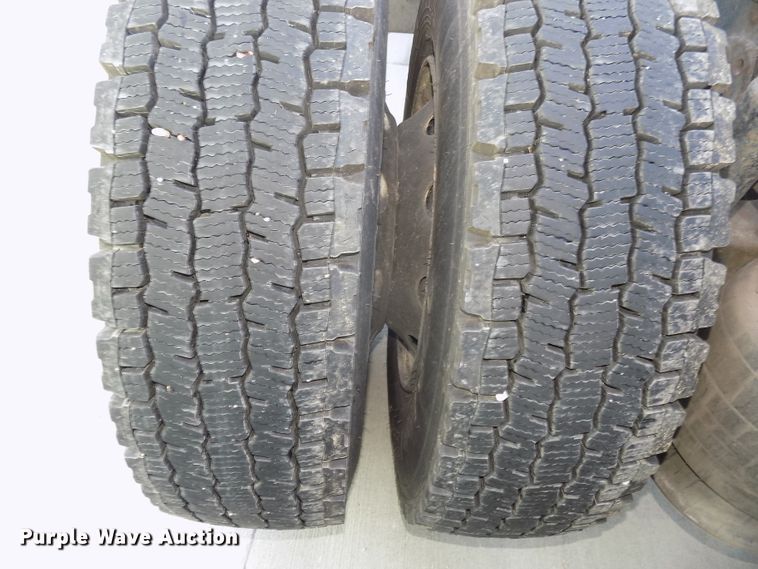 image for item DG2453 2007 Freightliner Columbia semi truck