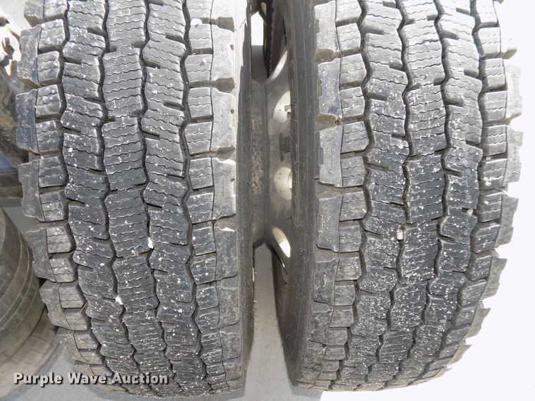 image for item DG2453 2007 Freightliner Columbia semi truck