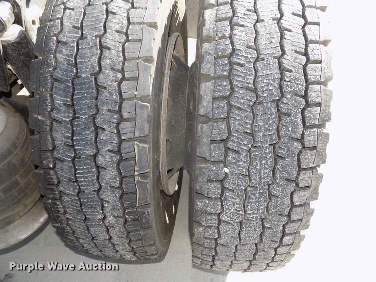 image for item DG2453 2007 Freightliner Columbia semi truck