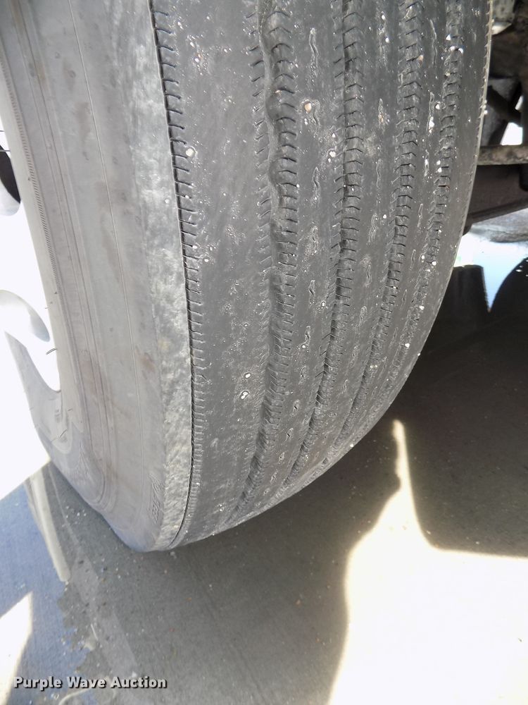 image for item DG2453 2007 Freightliner Columbia semi truck