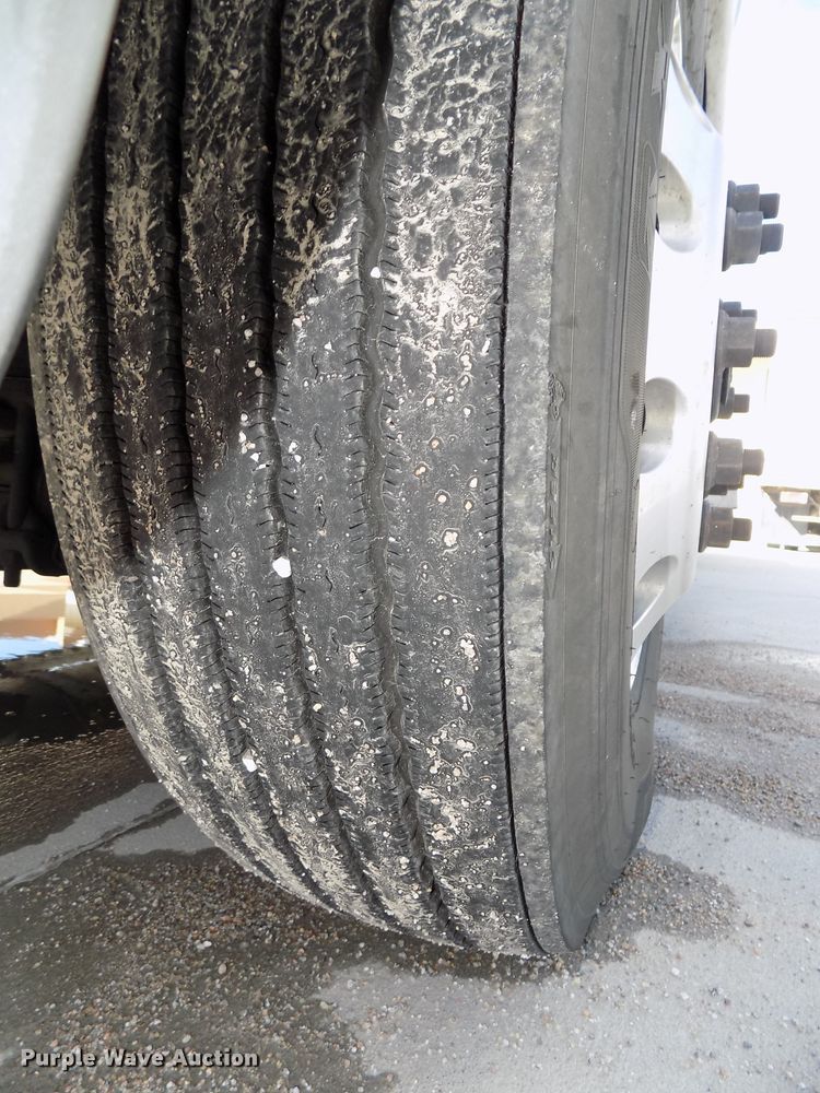 image for item DG2453 2007 Freightliner Columbia semi truck