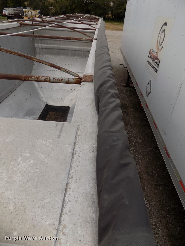 image for item DG2458 1988 Wilson double hopper bottom grain trailer