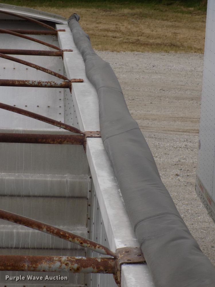 image for item DG2458 1988 Wilson double hopper bottom grain trailer