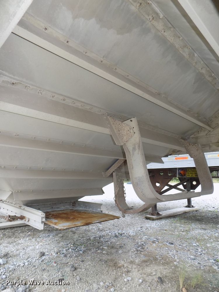 image for item DG2458 1988 Wilson double hopper bottom grain trailer