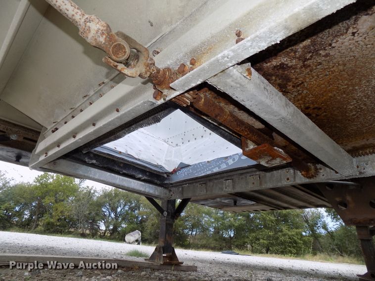 image for item DG2458 1988 Wilson double hopper bottom grain trailer