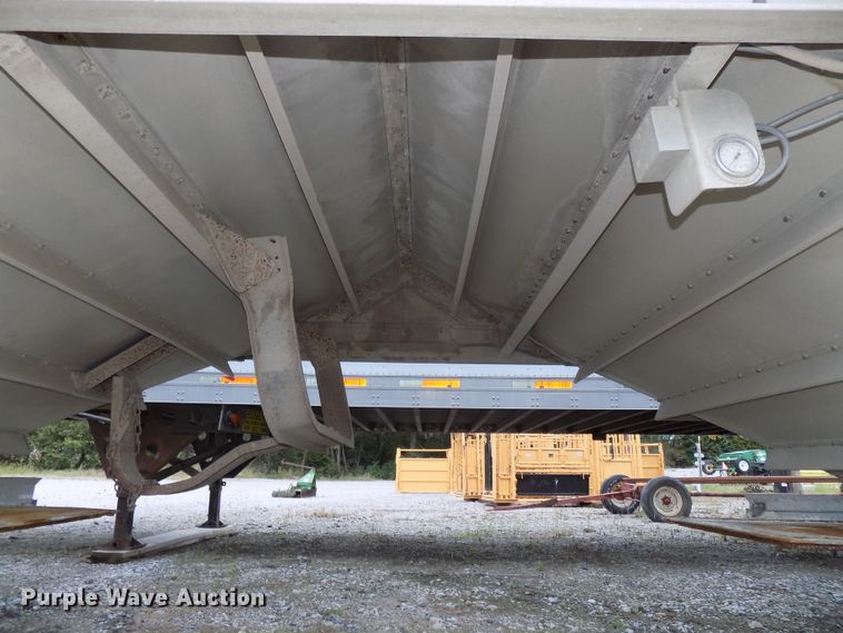 image for item DG2458 1988 Wilson double hopper bottom grain trailer