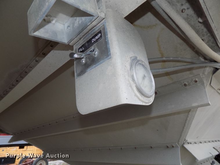 image for item DG2458 1988 Wilson double hopper bottom grain trailer