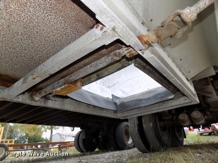 image for item DG2458 1988 Wilson double hopper bottom grain trailer