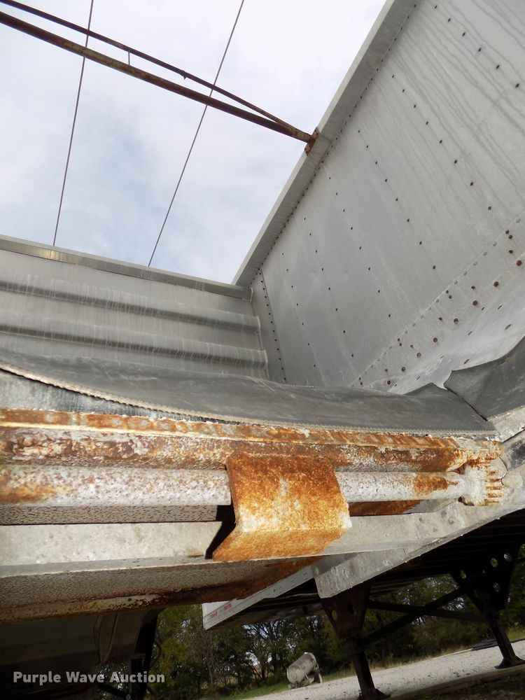 image for item DG2458 1988 Wilson double hopper bottom grain trailer
