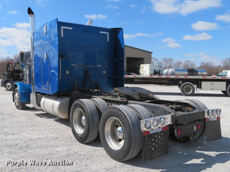 image for item DG3919 2005 Peterbilt 379 semi truck