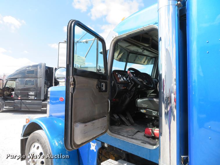 image for item DG3919 2005 Peterbilt 379 semi truck