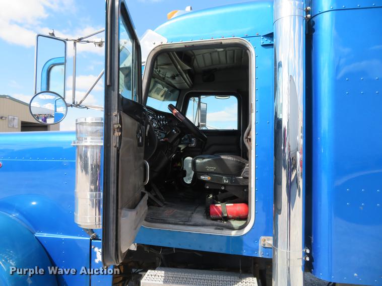 image for item DG3919 2005 Peterbilt 379 semi truck