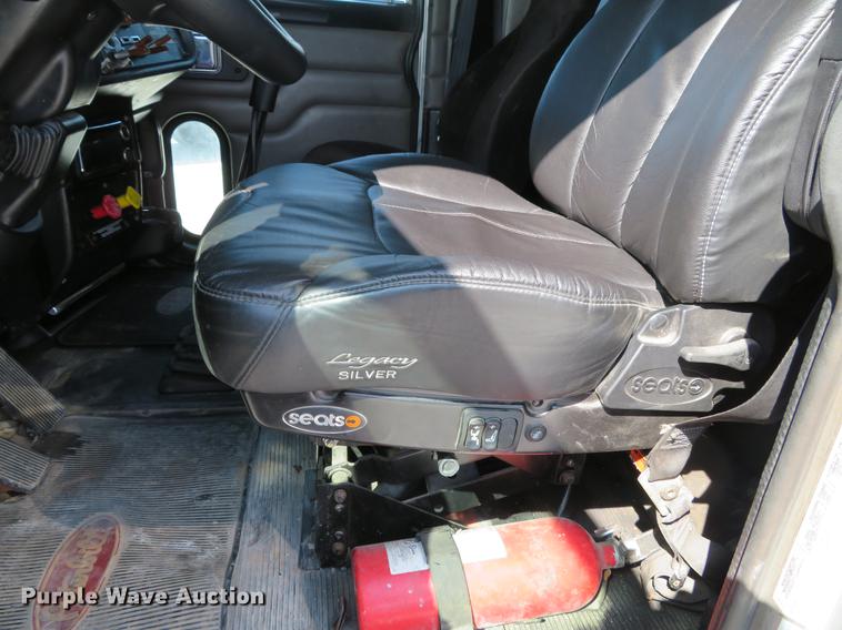 image for item DG3919 2005 Peterbilt 379 semi truck